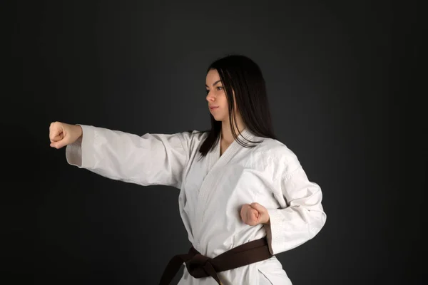 Jovem Mulher Vestida Kimono Tradicional Praticando Seus Movimentos Karate — Fotografia de Stock
