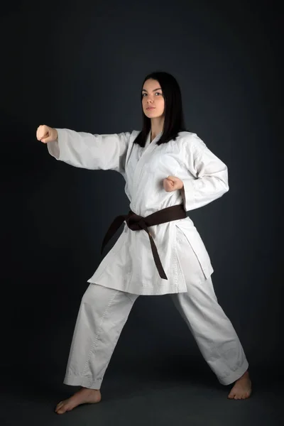 Mladá Žena Oblečená Tradiční Kimono Cvičí Své Pohyby Karate — Stock fotografie