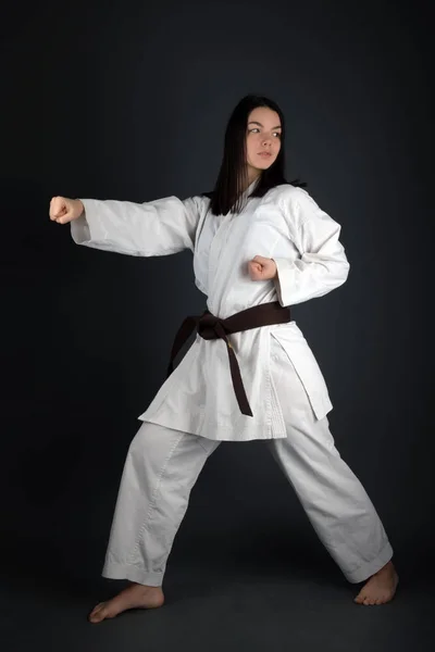 Fiatal Öltözött Hagyományos Kimonó Gyakorolni Karate Költözik — Stock Fotó