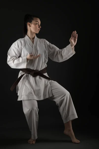 Ung Kvinna Klädd Traditionell Kimono Öva Sin Karate Flyttar — Stockfoto