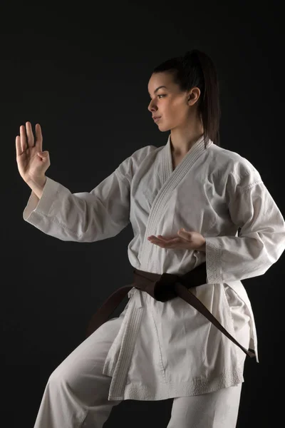 Mujer Joven Vestida Con Kimono Tradicional Practicando Sus Movimientos Karate —  Fotos de Stock