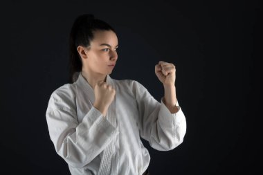 Onun Karate hamle pratik geleneksel Kimono giymiş genç kadın