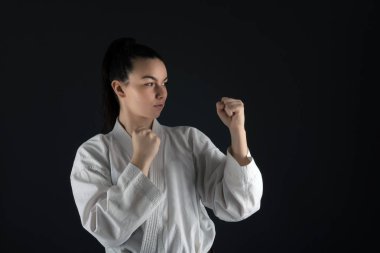 Onun Karate hamle pratik geleneksel Kimono giymiş genç kadın