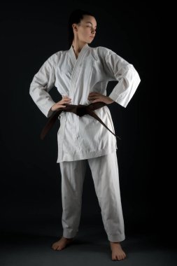 Onun Karate hamle pratik geleneksel Kimono giymiş genç kadın