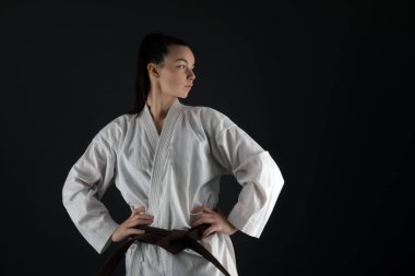 Onun Karate hamle pratik geleneksel Kimono giymiş genç kadın