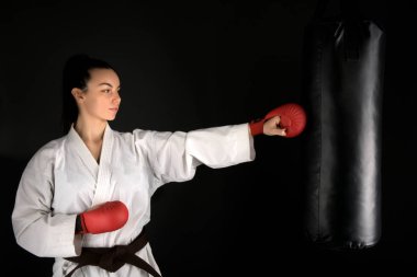 Onun Karate hamle pratik geleneksel Kimono giymiş genç kadın
