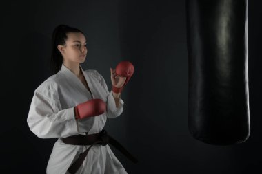 Genç kadın karate dövüş sanatı ile pratik