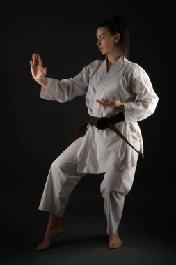 Genç kadın karate dövüş sanatı ile pratik