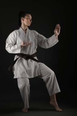 Genç kadın karate dövüş sanatı ile pratik