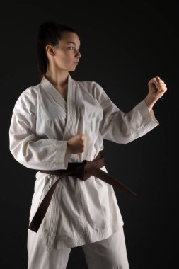 Genç kadın karate dövüş sanatı ile pratik