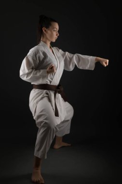 Genç kadın karate dövüş sanatı ile pratik
