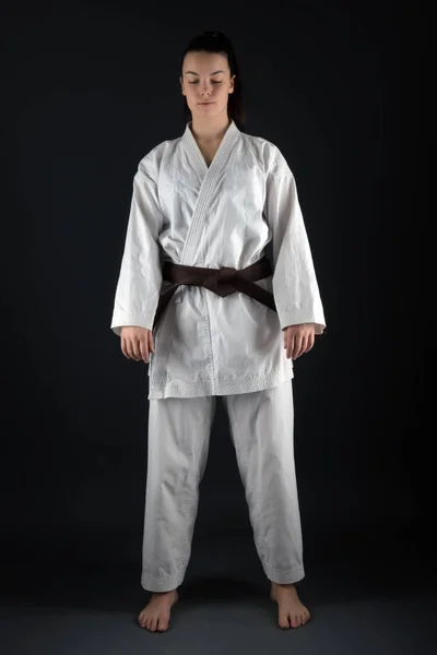 Fiatal Öltözött Hagyományos Kimonó Gyakorolni Karate Költözik — Stock Fotó