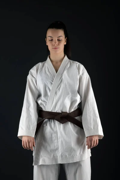 Giovane Donna Vestita Tradizionale Kimono Pratica Suo Karate Muove — Foto Stock