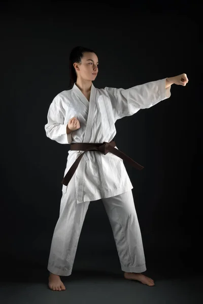 Giovane Donna Vestita Tradizionale Kimono Pratica Suo Karate Muove — Foto Stock