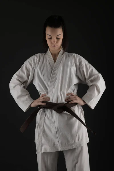 Fiatal Öltözött Hagyományos Kimonó Gyakorolni Karate Költözik — Stock Fotó