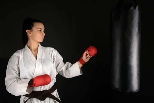 Jovem Mulher Vestida Kimono Tradicional Praticando Seus Movimentos Karate — Fotografia de Stock