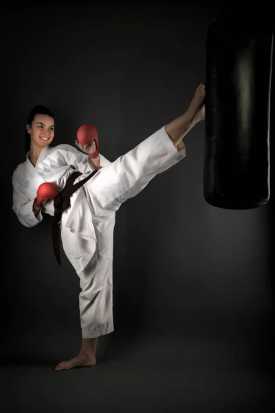 Young Woman Dressed Traditional Kimono Practicing Her Karate Moves — Stock Photo, Image