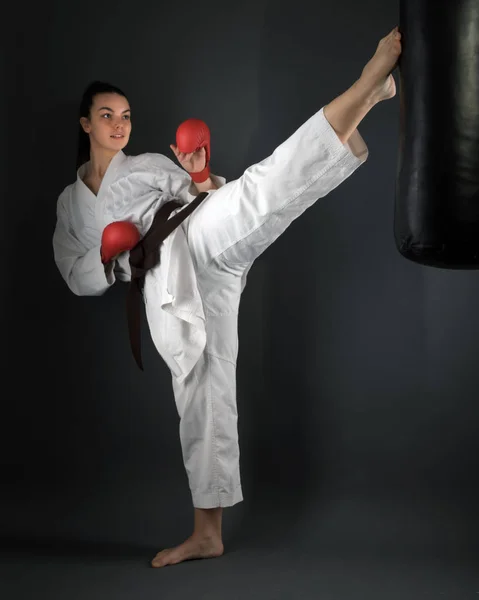 Ung Kvinna Tränar Med Karate Martial Art — Stockfoto