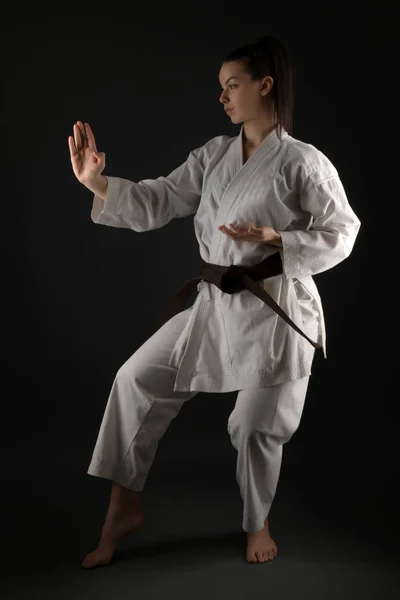 Mujer Joven Practicando Con Karate Martial Art —  Fotos de Stock