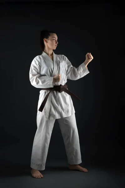 Mujer Joven Practicando Con Karate Martial Art — Foto de Stock