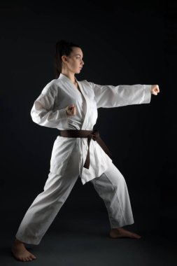 Genç kadın karate dövüş sanatı ile pratik