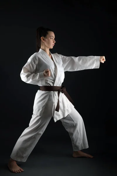 Ung Kvinna Tränar Med Karate Martial Art — Stockfoto