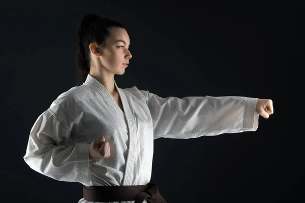 Genç Kadın Karate Dövüş Sanatı Ile Pratik — Stok fotoğraf