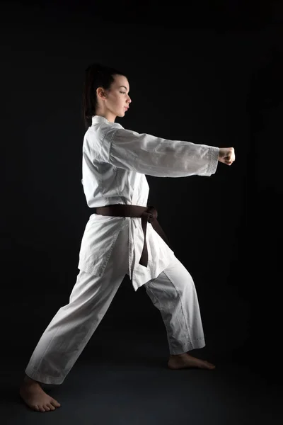 Giovane Donna Che Pratica Con Arte Marziale Karate — Foto Stock