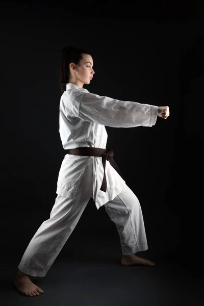 Mladá Žena Cvičí Karate Bojové Umění — Stock fotografie