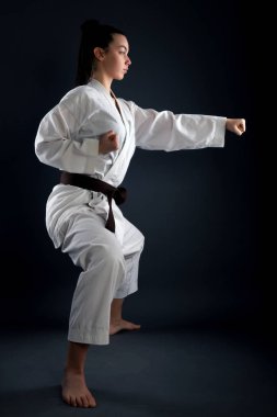 Genç kadın karate dövüş sanatı ile pratik