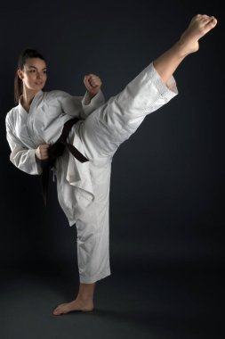 Genç kadın karate dövüş sanatı ile pratik