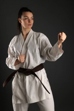 Genç kadın karate dövüş sanatı ile pratik