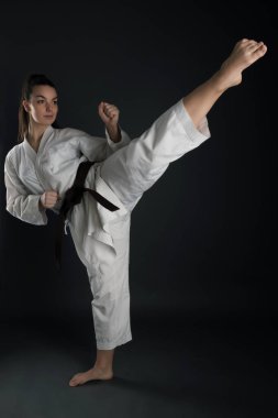 Genç kadın karate dövüş sanatı ile pratik
