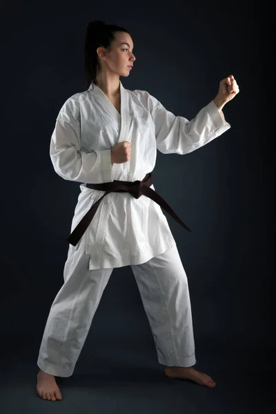 Mujer Joven Practicando Con Karate Martial Art — Foto de Stock