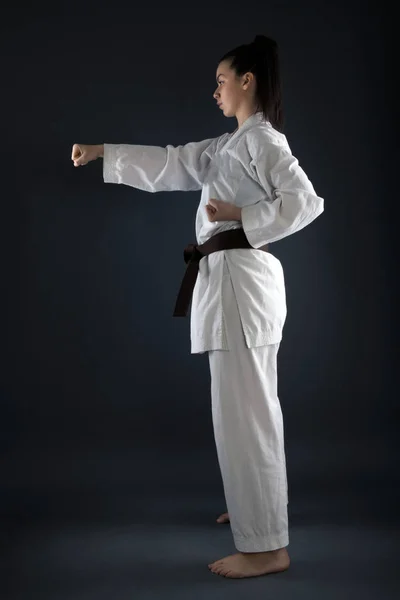 Mujer Joven Practicando Con Karate Martial Art — Foto de Stock