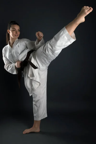 Mujer Joven Practicando Con Karate Martial Art — Foto de Stock