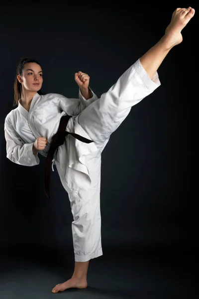 Junge Frau Übt Mit Karate Kampfkunst — Stockfoto