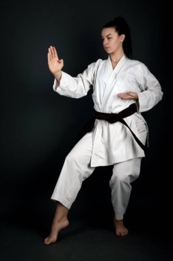 Genç kadın karate dövüş sanatı ile pratik
