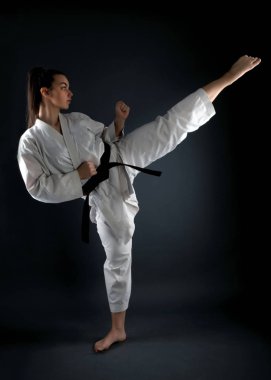 Genç kadın karate dövüş sanatı ile pratik