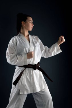 Genç kadın karate dövüş sanatı ile pratik