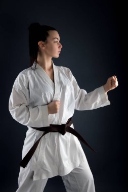 Genç kadın karate dövüş sanatı ile pratik