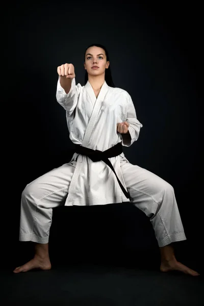 Ung Kvinna Tränar Med Karate Martial Art — Stockfoto