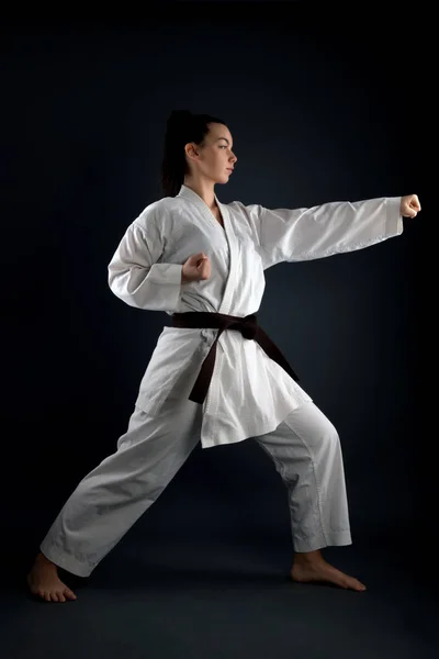 Ung Kvinna Tränar Med Karate Martial Art — Stockfoto