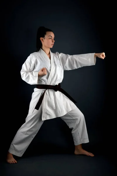 Mujer Joven Practicando Con Karate Martial Art — Foto de Stock