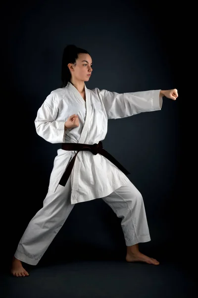 Giovane Donna Che Pratica Con Arte Marziale Karate — Foto Stock