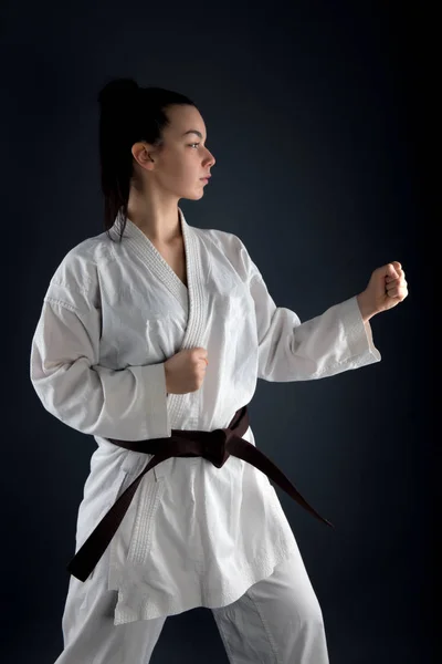 Fiatal Karate Harcművészet Gyakorlása — Stock Fotó