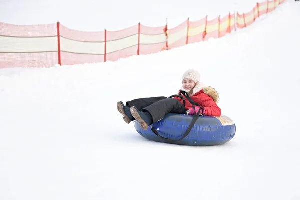 Menina Feliz Deslizando Para Baixo Colina Parque Nevado — Fotografia de Stock