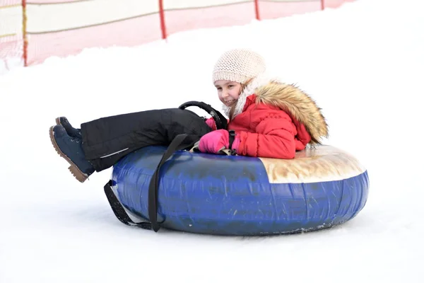 Gelukkig Klein Meisje Sleeën Van Heuvel Een Besneeuwd Park — Stockfoto