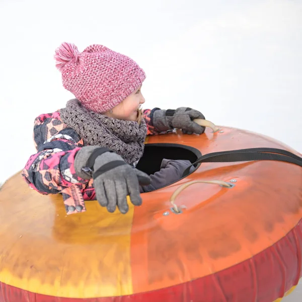 Menina Feliz Deslizando Para Baixo Colina Parque Nevado — Fotografia de Stock