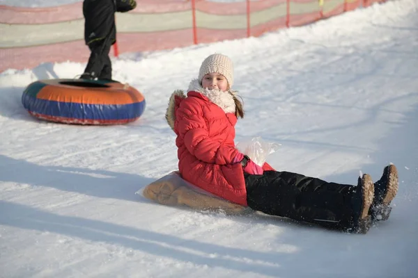 Счастливая Маленькая Девочка Катается Санках Холма Снежном Парке — стоковое фото
